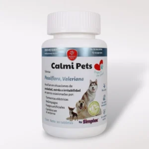 Frasco de Calmi Pets con 90 tabletas homeopáticas para perros, formulado con Passiflora y Valeriana. Ayuda a reducir ansiedad, estrés e irritabilidad causados por tormentas eléctricas, fuegos artificiales y cambios en el entorno. Producto de uso veterinario, con sabor agradable, sin aditivos ni efectos secundarios.